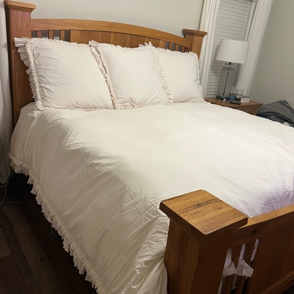 Anthropology, king ruffle duvet with 3 uti shams - Picture 2 of 13